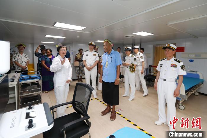 基里巴斯總統(tǒng)等政要參觀海上醫(yī)院?！⌒煳?攝