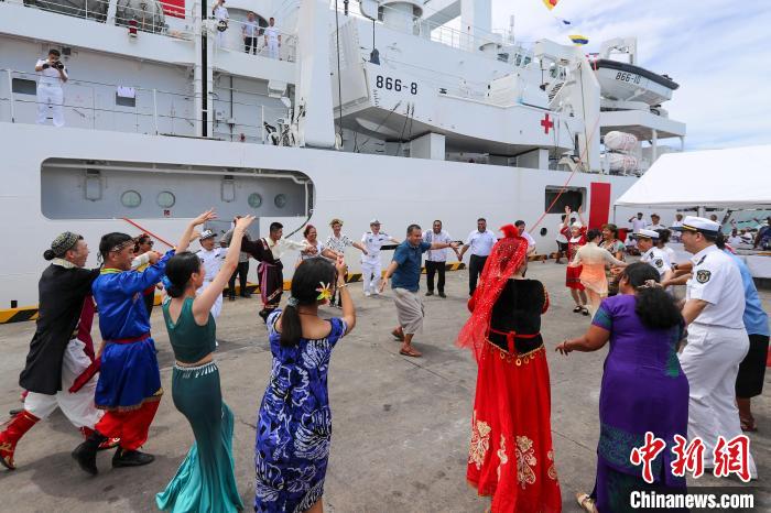 中基雙方人員在碼頭歡迎儀式上歡聚一堂?！⌒煳?攝