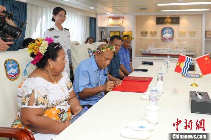 基里巴斯總統(tǒng)塔內(nèi)?！ゑR茂為“和平方舟”醫(yī)院船留言?！⌒煳?攝