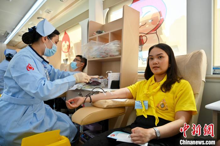 圖為獻血活動現(xiàn)場。　俞靖 攝