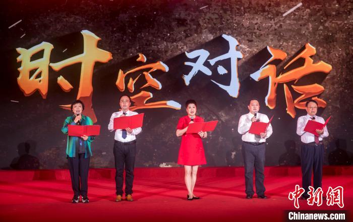 陳曉帆與顏福慶之孫顏志淵、陶行知曾孫陶侃、榮毅仁侄女榮智豐深情朗誦《與統(tǒng)戰(zhàn)先輩的時空對話》。　張昊 攝