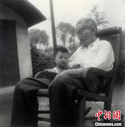 陳望道與幼年的陳曉帆?！￡悤苑﹫D