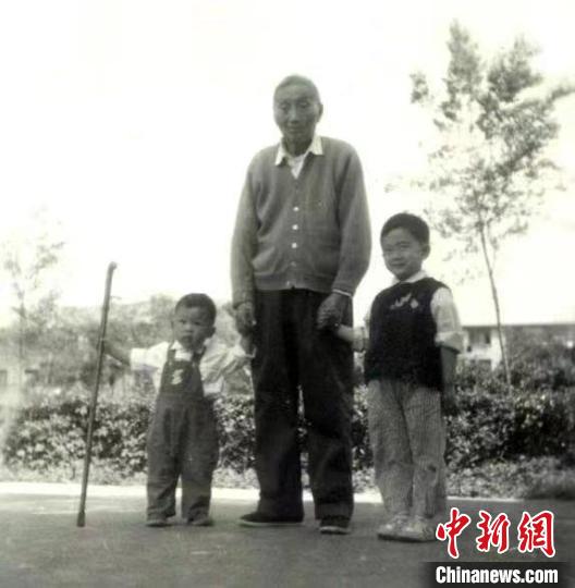 陳望道與幼年的陳曉帆(左)、陳曉帆的哥哥一起合影?！￡悤苑﹫D