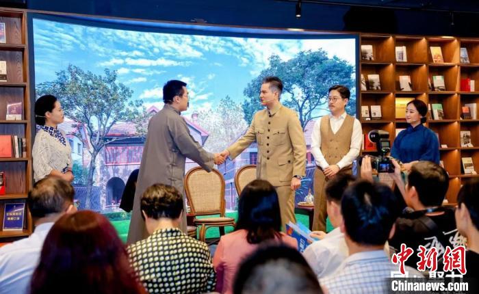 實(shí)驗(yàn)舞臺(tái)劇《握手》片段。　黃浦區(qū)委統(tǒng)戰(zhàn)部供圖