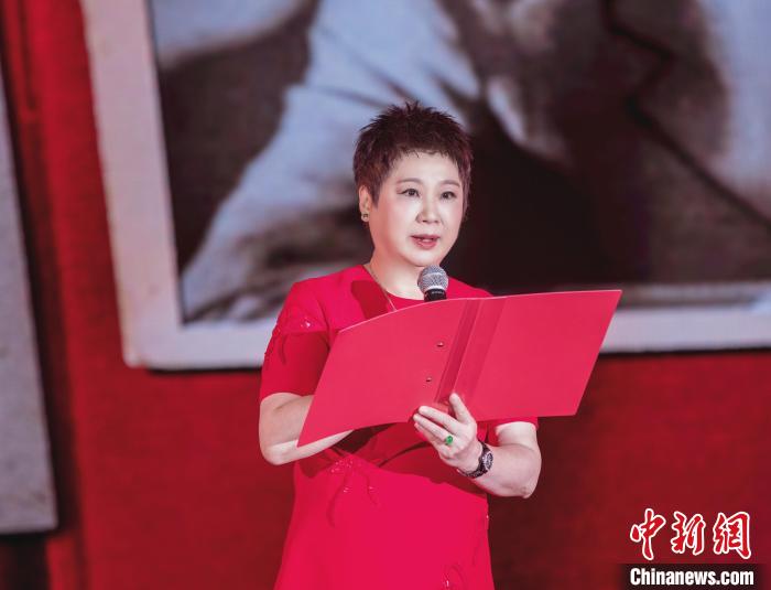 7月16日，榮智豐在2023年上海統(tǒng)戰(zhàn)文化周開(kāi)幕活動(dòng)中朗誦《與統(tǒng)戰(zhàn)先輩的時(shí)空對(duì)話》。　張昊 攝