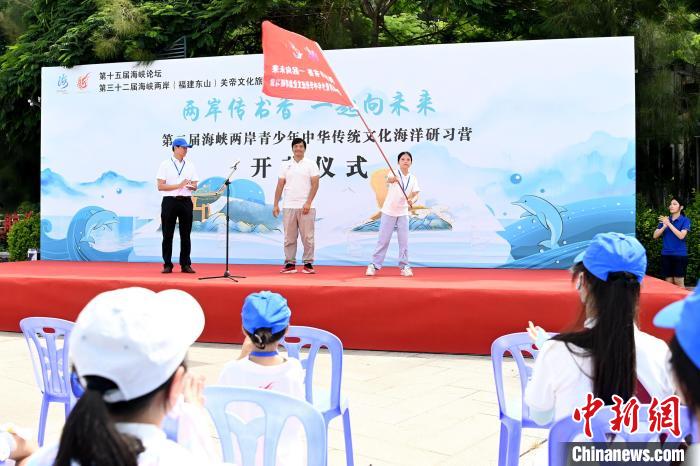 研習(xí)營(yíng)授旗儀式?！埥鸫?攝