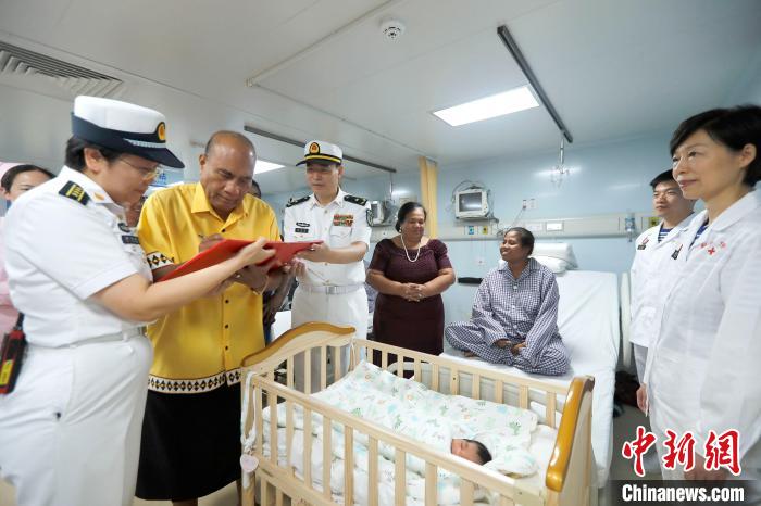 基里巴斯總統(tǒng)馬茂為新生兒取名，并在出生證明上親筆填寫寶寶名字?！±栌?攝