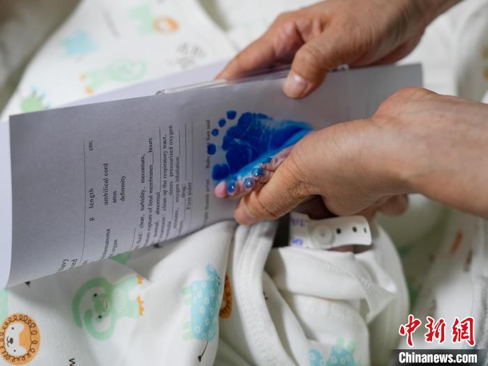 醫(yī)護人員為新生兒留下腳印。　劉偉 攝