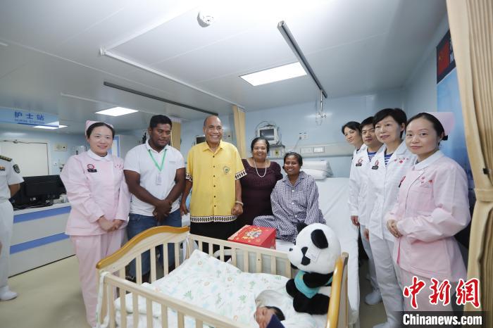 基里巴斯總統(tǒng)馬茂與海上醫(yī)院醫(yī)護人員、新生兒家人合影?！±栌?攝