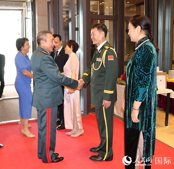國防武官胡德君大校迎接賓客。人民網(wǎng)記者李強攝
