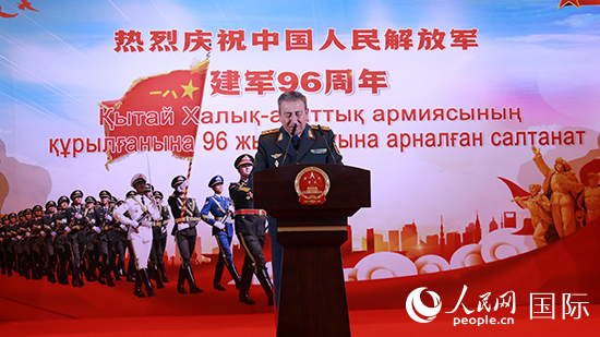 哈國防部副部長卡馬列特季諾夫中將發(fā)表致辭。人民網(wǎng)記者 李強攝