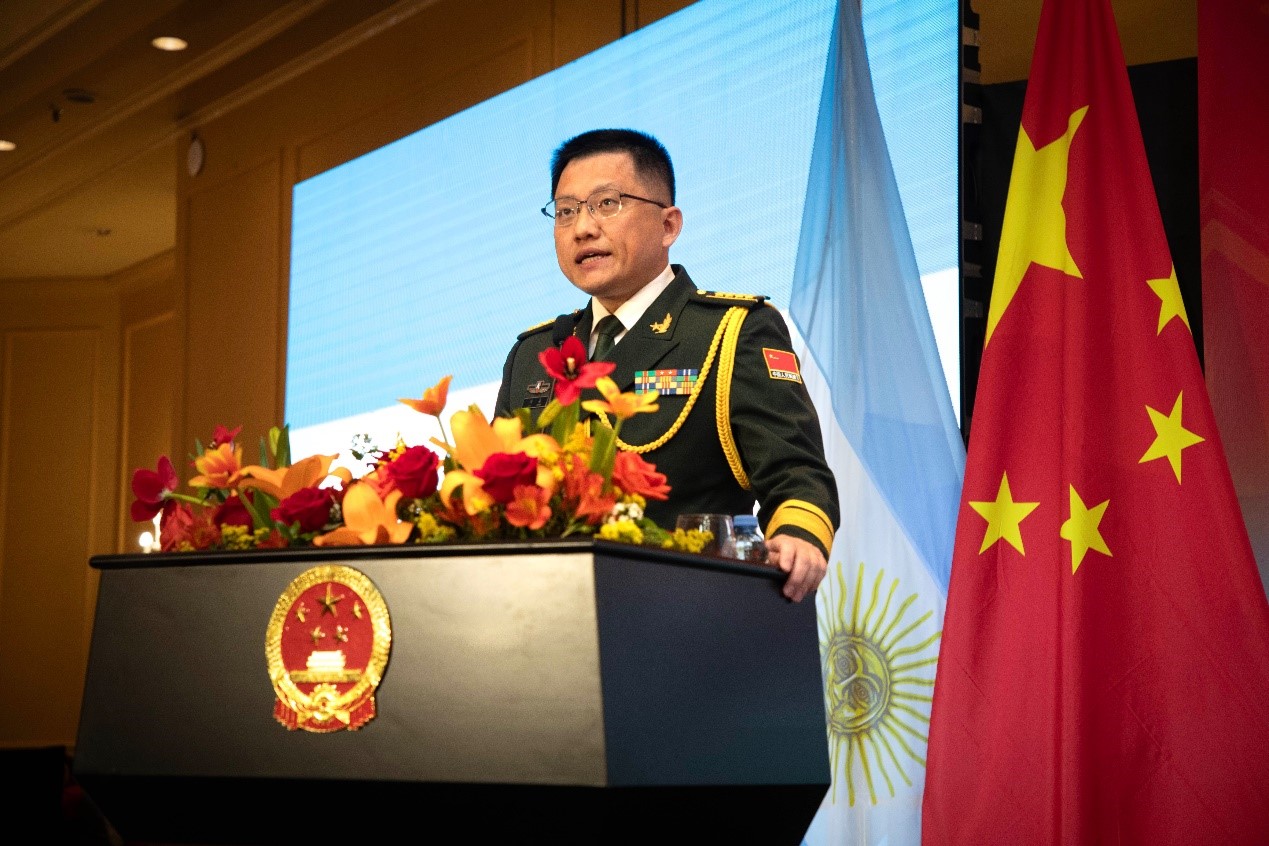 中國(guó)駐阿根廷大使館武官劉淼大校致辭。中國(guó)駐阿根廷大使館供圖
