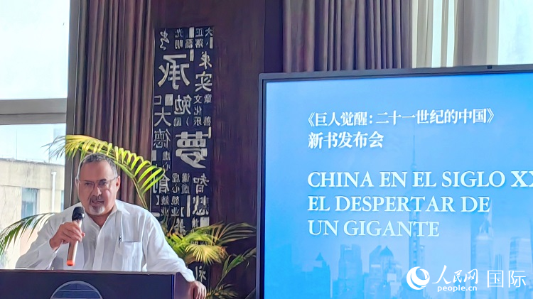 羅德里格斯博士現(xiàn)場(chǎng)介紹著作。吳志華攝