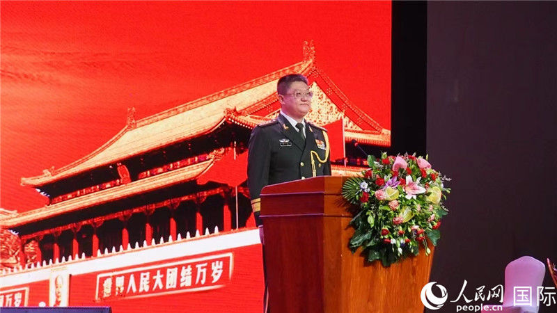 圖為中國(guó)駐老撾大使館國(guó)防武官李兵大校致辭。人民網(wǎng)記者 孫廣勇攝