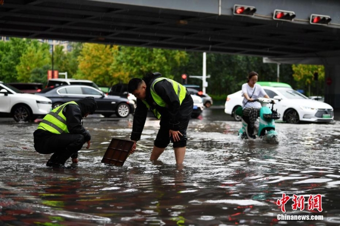7月30日，河北省持續(xù)發(fā)布暴雨紅色預(yù)警信號(hào)。受今年第5號(hào)臺(tái)風(fēng)“杜蘇芮”殘余環(huán)流影響，7月28日以來(lái)，地處華北地區(qū)的河北省大部出現(xiàn)降雨。30日17時(shí)，該省氣象臺(tái)發(fā)布當(dāng)日第三次暴雨紅色預(yù)警信號(hào)。石家莊市城區(qū)不少區(qū)域積水嚴(yán)重，城管、環(huán)衛(wèi)、園林、市政等部門緊急出動(dòng)，聯(lián)合疏堵保暢，筑牢防汛安全屏障。圖為石家莊裕華區(qū)城管局防汛隊(duì)員對(duì)沿街收水井進(jìn)行雜物清理，以保證排水暢通。翟羽佳 攝