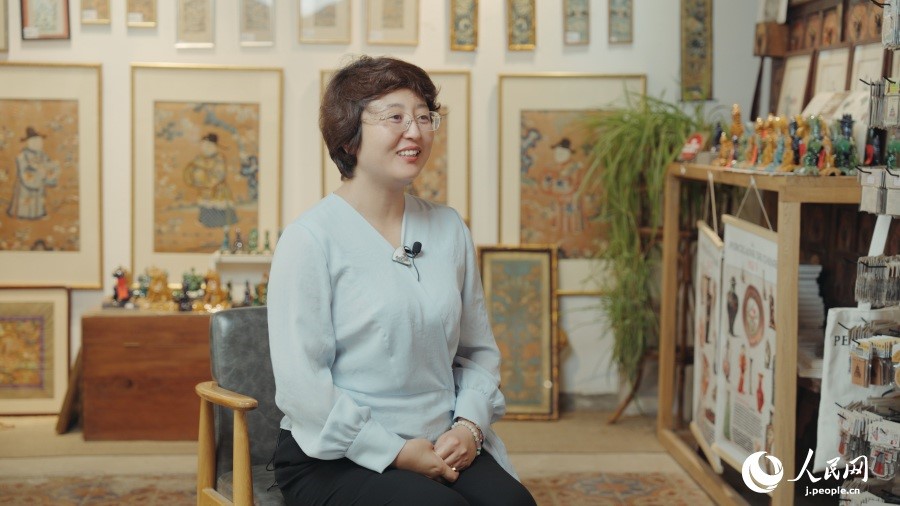 圖為瓷器修復(fù)藝術(shù)家王京。人民網(wǎng)記者 張若涵攝