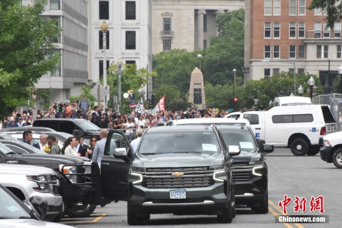 圖為特朗普出庭期間，其車隊和工作人員在聯(lián)邦法院外等待。<a target='_blank' href='/'><p  align=