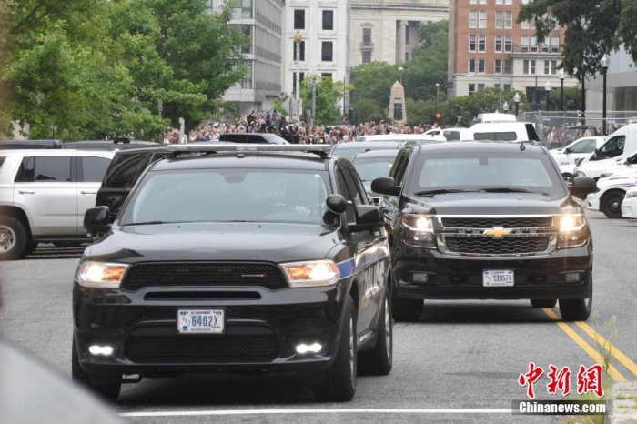 圖為結束出庭后，特朗普車隊駛離聯(lián)邦法院。<a target='_blank' href='/'><p  align=