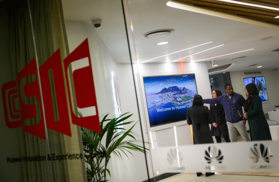 　　2017年7月17日，人們?cè)谖挥谀戏羌s翰內(nèi)斯堡的華為南非信息通信技術(shù)創(chuàng)新體驗(yàn)中心參觀。新華社記者 翟健嵐 攝