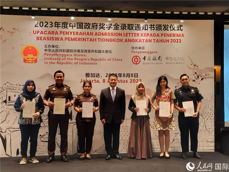 陸慷大使與獲得中國政府獎(jiǎng)學(xué)金的印尼學(xué)子合影。 人民網(wǎng)記者 李培松攝