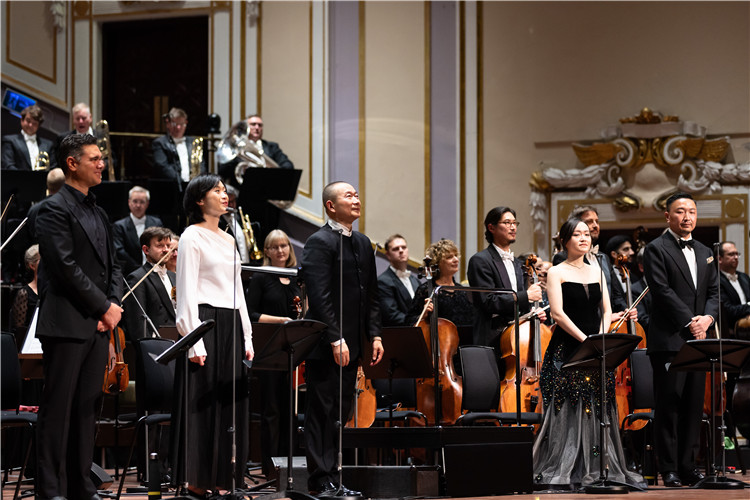 圖片說明： 8月5日，2023愛丁堡國(guó)際藝術(shù)節(jié)開幕式音樂會(huì)《慈悲頌》的演出現(xiàn)場(chǎng)。照片由藝術(shù)節(jié)組委會(huì)提供