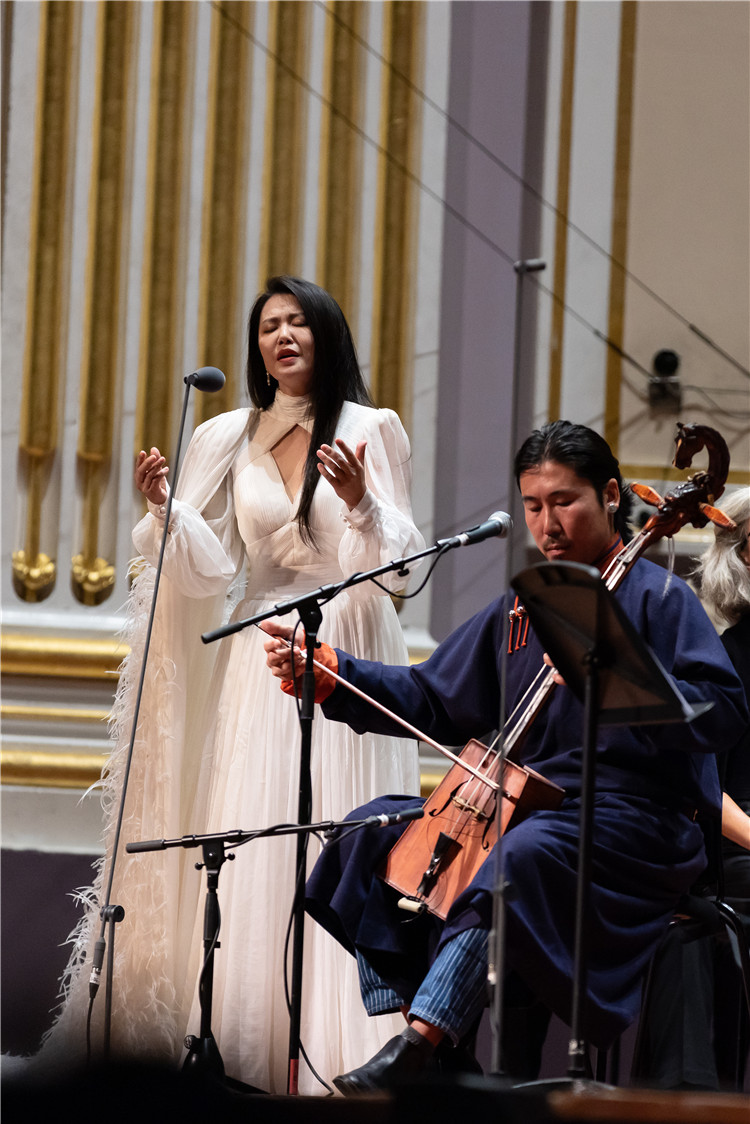 圖片說明： 8月5日，2023愛丁堡國(guó)際藝術(shù)節(jié)開幕式音樂會(huì)《慈悲頌》的演出現(xiàn)場(chǎng)。藝術(shù)節(jié)組委會(huì)供圖