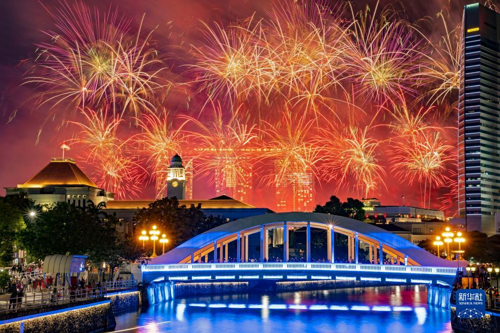 這是8月9日在新加坡國慶慶典上拍攝的煙花。