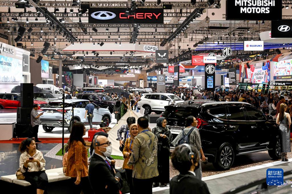 8月10日，在印度尼西亞萬丹省唐格朗的印尼會展中心，人們在2023年印尼國際汽車展上參觀。新華社發(fā)（阿貢攝）