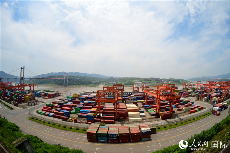 重慶果園港是我國(guó)內(nèi)河最大的鐵公水多式聯(lián)運(yùn)樞紐港，也是西部陸海新通道的重要支點(diǎn)。圖為果園港全貌。人民網(wǎng)記者 苑基榮攝