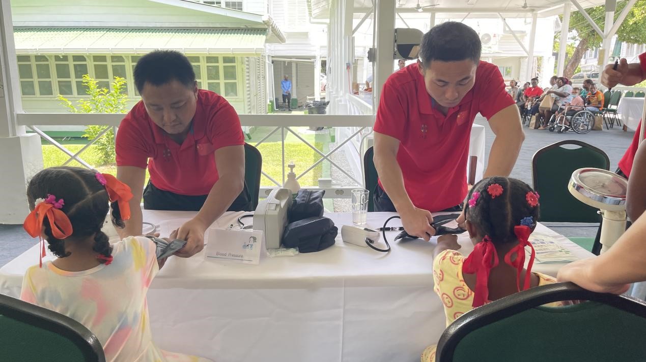 醫(yī)療隊員為福利院兒童進行檢查。第18期援圭亞那醫(yī)療隊供圖