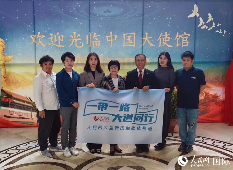 崔建春大使（右三）與人民網(wǎng)記者合影。