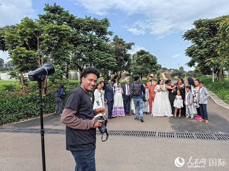 一對(duì)新人和親友在亞的斯亞貝巴友誼廣場(chǎng)合影。人民網(wǎng)記者 陳星星攝