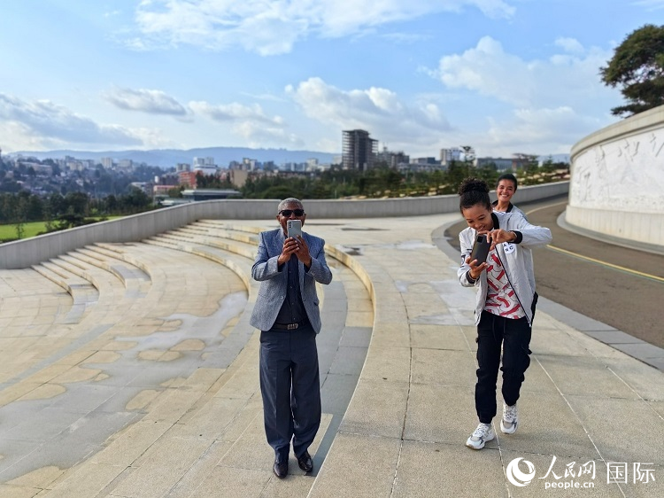 亞的斯亞貝巴友誼廣場(chǎng)的游客與人民網(wǎng)記者互動(dòng)。人民網(wǎng)記者 陳星星攝