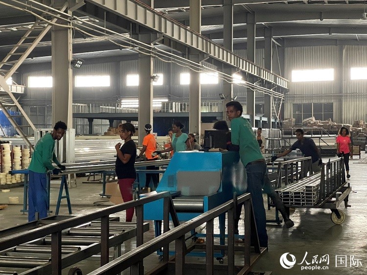 東方工業(yè)園華嘉鋁業(yè)生產(chǎn)車間。人民網(wǎng)記者 趙艷紅攝