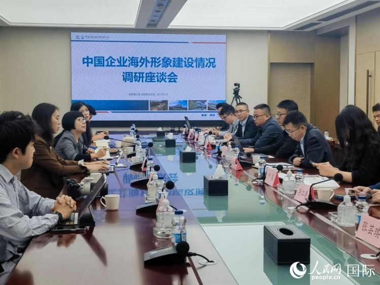 埃塞俄比亞中國(guó)商會(huì)企業(yè)代表與人民網(wǎng)記者座談。人民網(wǎng)記者 劉寧攝