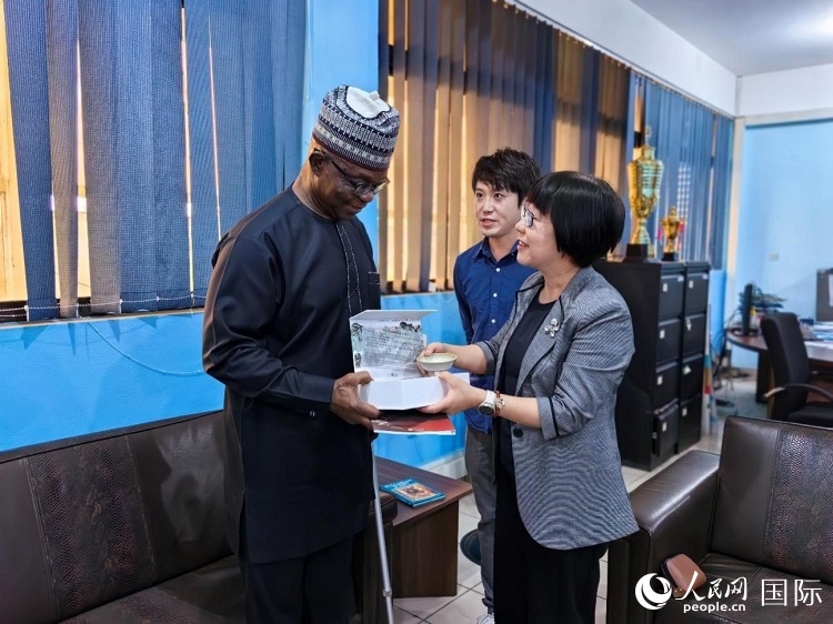 人民網(wǎng)監(jiān)事會(huì)主席唐維紅（右一）帶隊(duì)訪問尼日利亞通訊社，與該社總裁布克·龐勒（左一）交流。人民網(wǎng)記者 陳星星攝