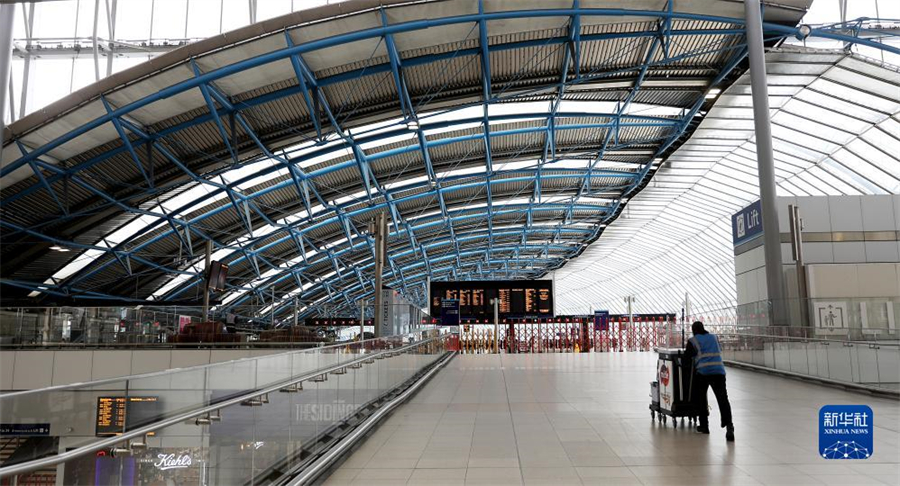 9月1日，一名工作人員在英國(guó)倫敦滑鐵盧火車站內(nèi)行走。因在收入、工作條件等方面與鐵路運(yùn)營(yíng)企業(yè)存在分歧，英國(guó)鐵路員工在9月1日、2日舉行罷工。由于鐵路服務(wù)大幅減少，人們出行面臨不便。新華社記者 李穎 攝