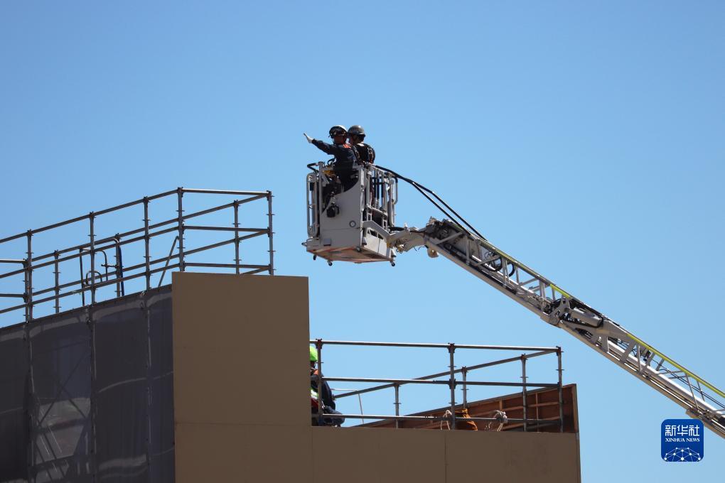 9月1日，在日本神奈川縣相模原市，消防員演練用消防云梯車救下被困高樓的民眾。9月1日是日本防災日。當天，日本中央政府及多個都縣市舉行了防災演練，以提高大規(guī)模災害發(fā)生時防災機構和市民迅速應對的能力。新華社記者 楊光 攝
