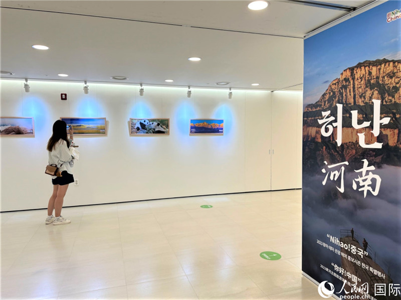 2.民眾參觀“看九曲黃河 聽(tīng)華夏故事”主題展。人民網(wǎng)記者 馬菲攝