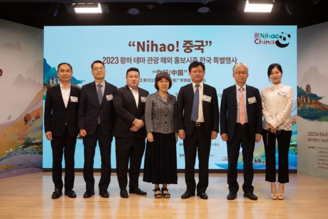 1.“你好！中國(guó)”2023黃河主題旅游海外推廣季韓國(guó)專場(chǎng)活動(dòng)5日在首爾舉行，圖為現(xiàn)場(chǎng)嘉賓合影。中國(guó)駐首爾旅游辦事處供圖