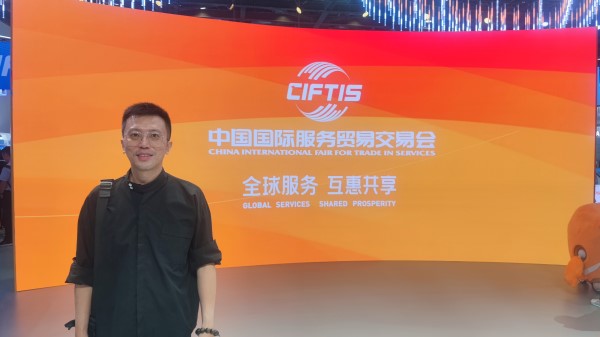 9月2日，梁家僖在國(guó)家會(huì)議中心拍照留念。受訪者供圖