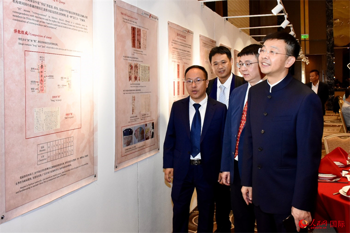 中國(guó)駐菲律賓大使館臨時(shí)代辦周志勇參觀“跨山越海兩地情”菲律賓主題僑批展。人民網(wǎng)記者 樊帆攝