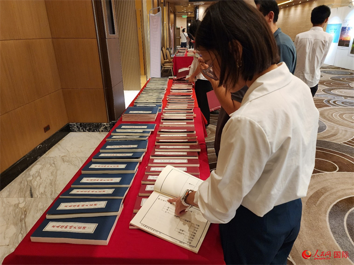 現(xiàn)場(chǎng)嘉賓參觀“根脈尋蹤”泉州百個(gè)家族移民菲律賓族譜展。人民網(wǎng)記者 樊帆攝