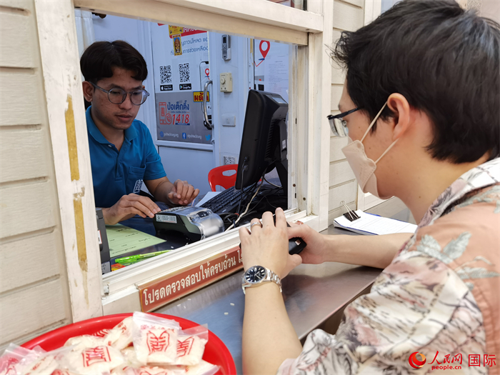 市民在活動(dòng)現(xiàn)場捐贈(zèng)善款。人民網(wǎng)記者 白元琪攝