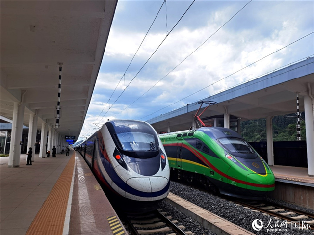 “復(fù)興號(hào)”和“瀾滄號(hào)”國(guó)際旅客列車停靠在老撾磨丁站。人民網(wǎng) 杜明明攝