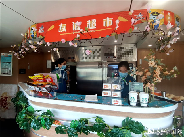 中老鐵路國(guó)際旅客列車?yán)锏摹坝颜x超市”。人民網(wǎng) 杜明明攝