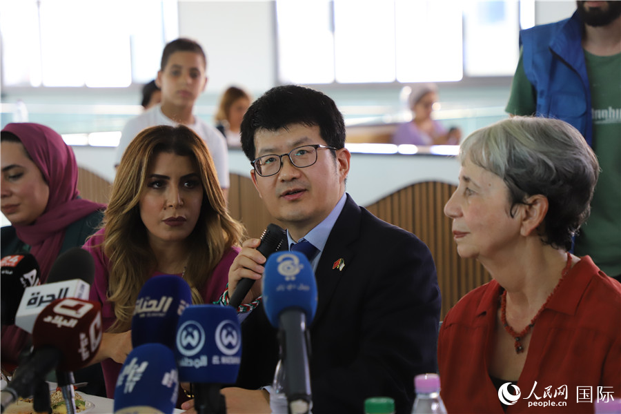 李健在捐贈活動上致辭。人民網(wǎng)記者 王傳寶攝