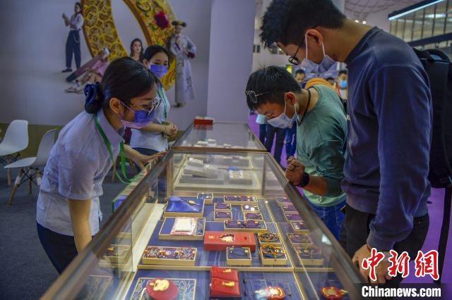 資料圖：民眾選購金飾品。駱云飛 攝