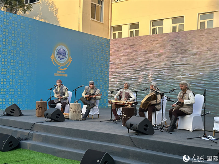 哈薩克斯坦著名音樂組合“圖蘭”樂隊(duì)演奏民族音樂。人民網(wǎng) 阿爾達(dá)克攝