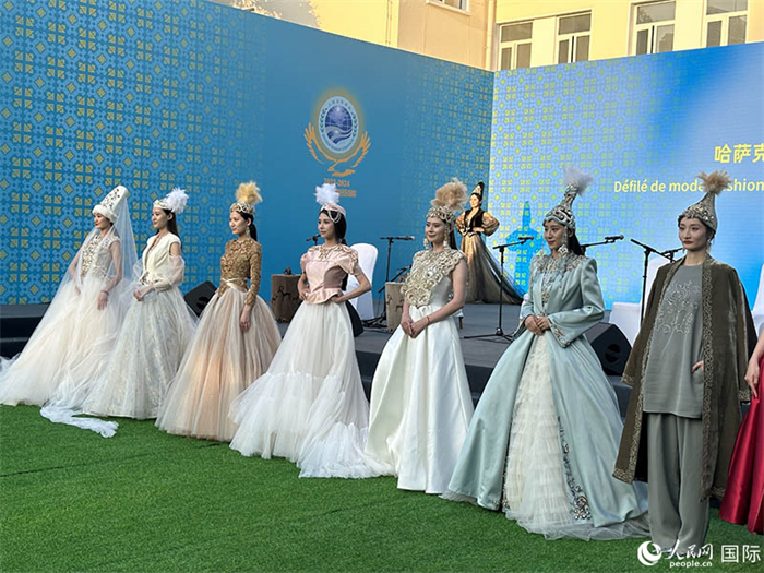 哈薩克斯坦獨(dú)立設(shè)計(jì)師品牌“Ai-zer”帶來(lái)了民族服裝時(shí)裝秀。人民網(wǎng) 阿爾達(dá)克攝